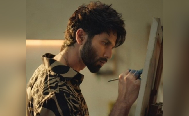 Shahid Kapoor Teases Us With <i>Farzi</i> Update