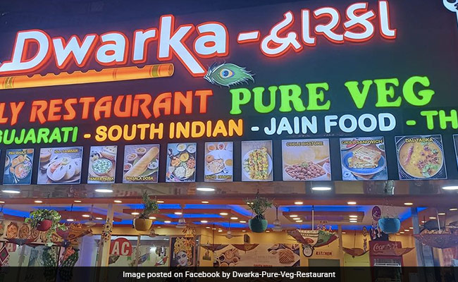 ट्व‍िटर पर रेस्‍तरां के "Pure Veg" के साइनबोर्ड की तस्‍वीर ने मचाया तहलका, दो हिस्‍सों में बंटा इंटरनेट