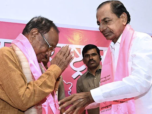With Odisha's Giridhar Gamang Onboard, KCR's Push Beyond Telangana Continues