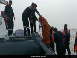 पश्चिम बंगाल: गंगासागर से 500 से 600 तीर्थयात्रियों को ले जा रही दो नौकाएं समुद्र में फंसी पश्चिम बंगाल: गंगासागर से 500 से 600 तीर्थयात्रियों को ले जा रही दो नौकाएं समुद्र में फंसी