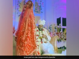 शादी से पहले दूल्हे के पैर में हुआ फ्रैक्चर, दुल्हन ने जयमाल में किया कुछ ऐसा, देखते रह गए लोग, बोले- ये लड़की... शादी से पहले दूल्हे के पैर में हुआ फ्रैक्चर, दुल्हन ने जयमाल में किया कुछ ऐसा, देखते रह गए लोग, बोले- ये लड़की...