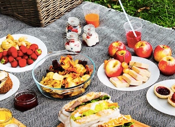 Plan A Fun Picnic Under The Winter Sun, And Don't Forget To Pack These Snacks Plan A Fun Picnic Under The Winter Sun, And Don't Forget To Pack These Snacks