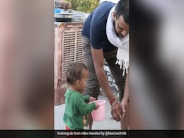 पापा के घर आते ही सेवा में जुट गई छोटी बच्ची, किया कुछ ऐसा, देखकर आंख में आ जाएंगे आंसू पापा के घर आते ही सेवा में जुट गई छोटी बच्ची, किया कुछ ऐसा, देखकर आंख में आ जाएंगे आंसू