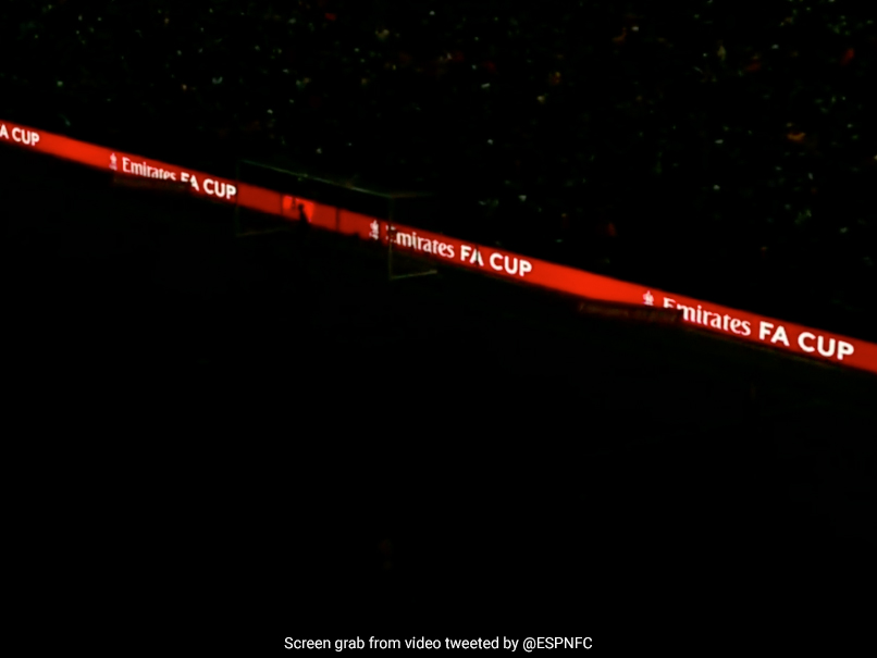 Video: अजब-गजब ! लाइव फुटबॉल मैच में अचानक बत्ती हुई गुल, खिलाड़ियों का हो गया ऐसा हाल