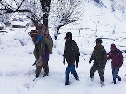 भारी बर्फबारी के बीच 80 साल की गंभीर बीमार महिला को सेना के जवानों ने अस्पताल पहुंचाया भारी बर्फबारी के बीच 80 साल की गंभीर बीमार महिला को सेना के जवानों ने अस्पताल पहुंचाया