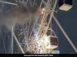 Video: Sparks Fly As Ferris Wheel At US Park Loses Power Video: Sparks Fly As Ferris Wheel At US Park Loses Power