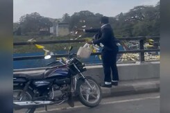 Video: Crowd Gathers As Bengaluru Man Throws Wads Of Cash From Flyover Video: Crowd Gathers As Bengaluru Man Throws Wads Of Cash From Flyover