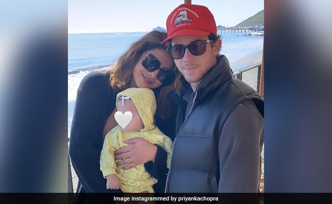 प्रियंका चोपड़ा समंदर किनारे बेटी मालती और पति निक जोनस के साथ कुछ इस अंदाज में चिल करती आईं नजर, देखें PHOTOS