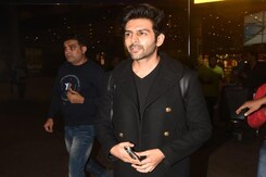 कार्तिक पेरिस-लंदन से छुट्टियां मनाकर लौटे मुंबई, एयरपोर्ट पर विश किया हैप्पी न्यू ईयर कार्तिक पेरिस-लंदन से छुट्टियां मनाकर लौटे मुंबई, एयरपोर्ट पर विश किया हैप्पी न्यू ईयर