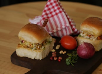 Gujarati Vendor Creates Fusion Dish Called Mexican Dabeli; Internet Reacts Gujarati Vendor Creates Fusion Dish Called Mexican Dabeli; Internet Reacts