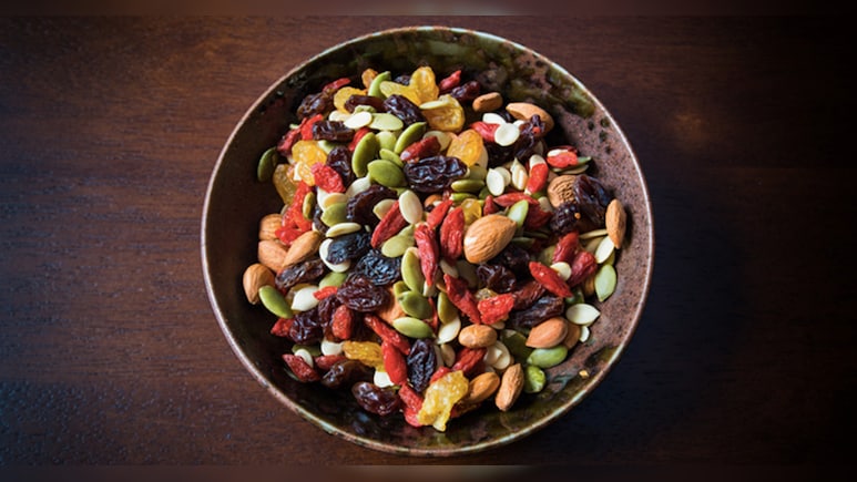 कौन से ड्राई फ्रूट्स भिगोकर खाएं और कौन से नहीं? जानिए क्या खाना है ज्यादा फायदेमंद