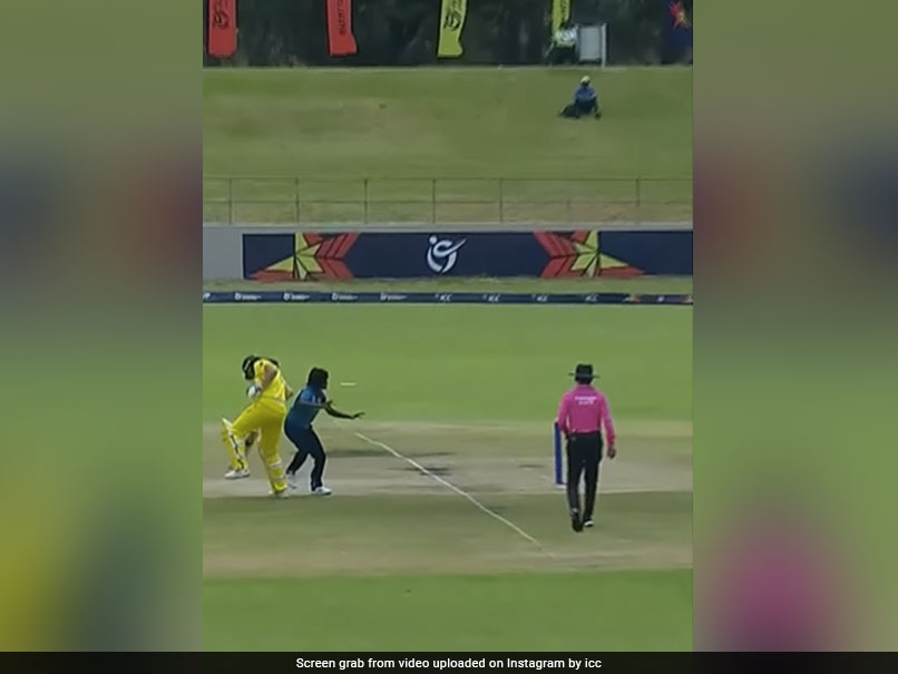 'गेंदबाज की चालाकी या बैटर की बेवकूफी,' U19 महिला वर्ल्ड कप में विवादित रन आउट, देखकर क्रिकेट जगत में मचा हड़कंप- Video