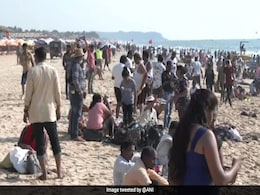 गोवा में नए साल के स्वागत के लिए समुद्र तटों पर उमड़े लोग, सड़कों पर लगा जाम गोवा में नए साल के स्वागत के लिए समुद्र तटों पर उमड़े लोग, सड़कों पर लगा जाम