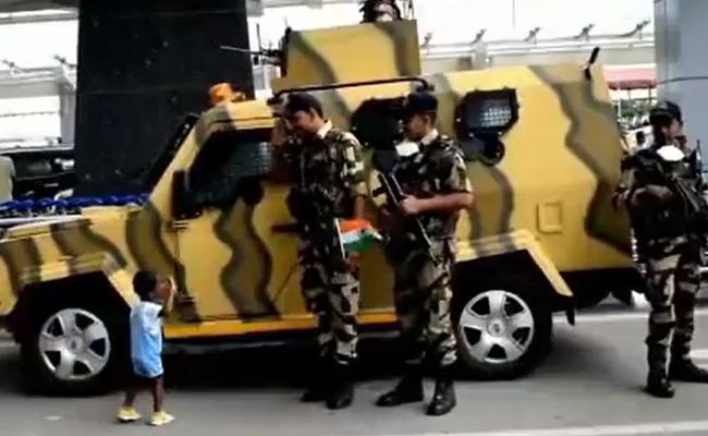 नन्ही जान ने इंडियन आर्मी को किया सलाम, लोगों ने कहा- देश के बच्चों को पता है कि सेना है महान