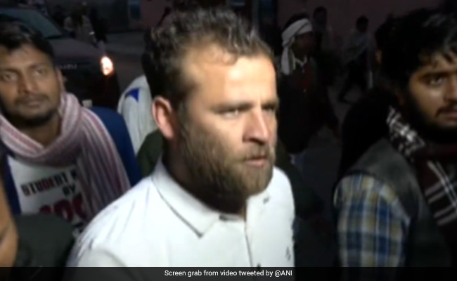 Video : UP में राहुल गांधी का हमशक्ल सफेद टी-शर्ट पहन कर 'भारत जोड़ो' यात्रा में हुआ शामिल