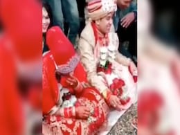 Video: मंडप में पंडित जी ने दुल्हन को समझाई ऐसी बात, सुनकर हंस-हंसकर लोटपोट हो गया दूल्हा Video: मंडप में पंडित जी ने दुल्हन को समझाई ऐसी बात, सुनकर हंस-हंसकर लोटपोट हो गया दूल्हा