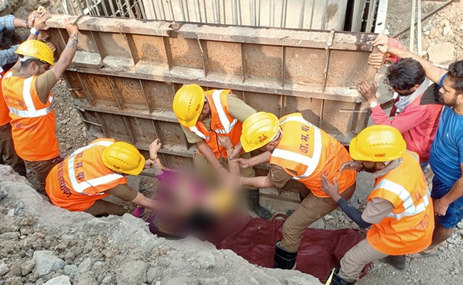 ठाणे में निर्माणाधीन मेट्रो के पिलर के पास की लोहे की प्लेट की चपेट में आने से एक महिला की मौत