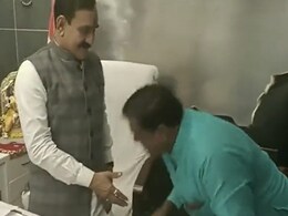 "अब भाई का यूज करना..." : सजा में राहत के बाद कांग्रेस MLA ने गृहमंत्री के पैर छूकर बढ़ाया MP का सियासी पारा; देखें VIDEO "अब भाई का यूज करना..." : सजा में राहत के बाद कांग्रेस MLA ने गृहमंत्री के पैर छूकर बढ़ाया MP का सियासी पारा; देखें VIDEO