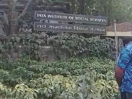 TISS च्या 100 कर्मचाऱ्यांवर बेकारीची कुऱ्हाड; तडकाफडकी नोकरीवरून काढलं  TISS च्या 100 कर्मचाऱ्यांवर बेकारीची कुऱ्हाड; तडकाफडकी नोकरीवरून काढलं