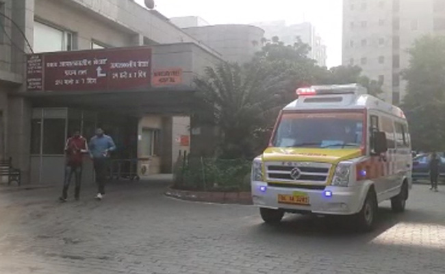 नोएडा : तेज रफ्तार बाइक फ्लाईओवर से नीचे गिरी, दो बाइक सवार गंभीर रूप से घायल