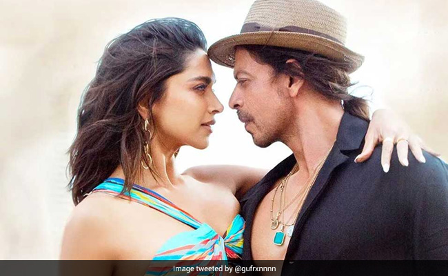 Shah Rukh Khan's "One Word" For <i>Pathaan</i> Co-Star Deepika Padukone: "She Is So..."