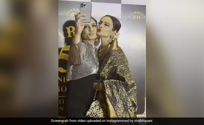 रेखा और रवीना टंडन को सेल्फी खींचते देख फैंस को आई पुराने दिनों की याद, कहा- 'इन दोनों का काफी काला इतिहास था...'