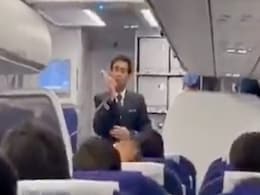 Video: फ्लाइट में पैसेंजर ने पूछा ऐसा सवाल, सुनकर दंग रह गया पायलट! Video: फ्लाइट में पैसेंजर ने पूछा ऐसा सवाल, सुनकर दंग रह गया पायलट!
