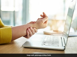 Vitamin Deficiency : क्या आपके हाथों में होने लगी है झनझनाहट तो शरीर में हो गई है इस विटामिन की कमी Vitamin Deficiency : क्या आपके हाथों में होने लगी है झनझनाहट तो शरीर में हो गई है इस विटामिन की कमी