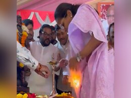 कार्यक्रम में दीप प्रज्जवलित करने के दौरान NCP सांसद सुप्रिया सुले की साड़ी में लगी आग, सुरक्षित कार्यक्रम में दीप प्रज्जवलित करने के दौरान NCP सांसद सुप्रिया सुले की साड़ी में लगी आग, सुरक्षित