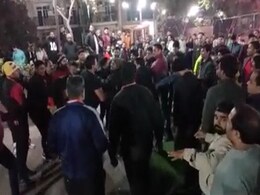 नए साल के जश्न में महिलाओं संग जबरन सेल्फी लेने पर हुई मारपीट, 4 गंभीर रूप से घायल; 2 पुलिस हिरासत में नए साल के जश्न में महिलाओं संग जबरन सेल्फी लेने पर हुई मारपीट, 4 गंभीर रूप से घायल; 2 पुलिस हिरासत में