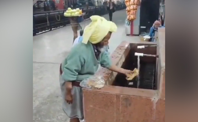 रोटी फेंकने से पहले इस वीडियो को देख लें, पानी से धोकर खाने लगे बुजुर्ग, वीडियो भावुक कर देगा