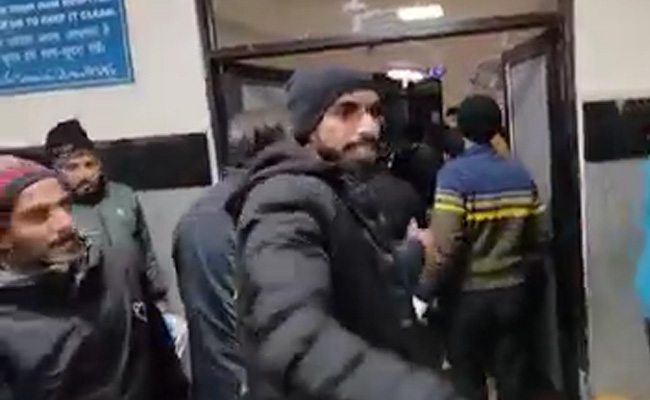 जम्मू-कश्मीर : राजौरी में अज्ञात अपराधियों ने की फायरिंग, 3 आम लोगों की मौत, 4 घायल