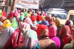 जोशीमठ त्रासदी: तोड़ी जा रही इमारतें, एनटीपीसी के खिलाफ लोगों का विरोध जोशीमठ त्रासदी: तोड़ी जा रही इमारतें, एनटीपीसी के खिलाफ लोगों का विरोध
