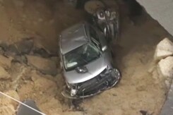 Sinkhole Swallows 2 Cars In Los Angeles In Massive Storm Sinkhole Swallows 2 Cars In Los Angeles In Massive Storm