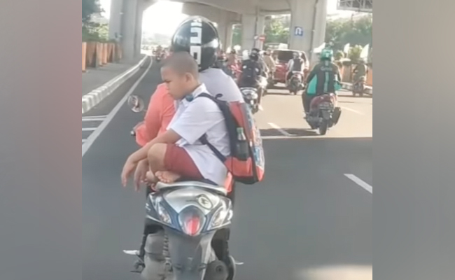 बेटे को स्कूटी से स्कूल ले जा रही थी मां, पिछली सीट पर बैठे बच्चे ने की ऐसी हरकत देख पकड़ लेंगे सिर