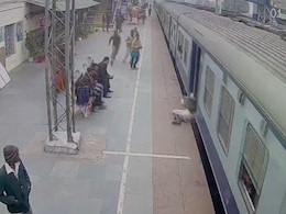 Video : पूर्णिया रेलवे स्टेशन पर RPF के कांस्टेबल ने बचाई यात्री की जान, पल भर की भी देर होती तो हो जाता हादसा Video : पूर्णिया रेलवे स्टेशन पर RPF के कांस्टेबल ने बचाई यात्री की जान, पल भर की भी देर होती तो हो जाता हादसा
