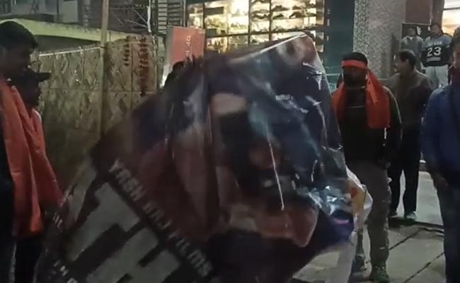 गुवाहाटी में 'पठान' फिल्म की रिलीज से पहले जलाए गए सिनेमा घर में लगे पोस्टर