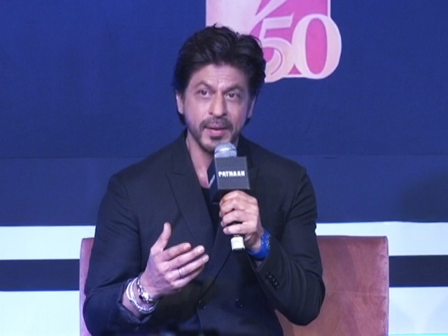 57 साल के हो चुके शाहरुख खान आज भी नहीं करना चाहते पिता का रोल, फैंस से कहा- तुम बाप बनो, मैं हीरो ही ठीक हूं