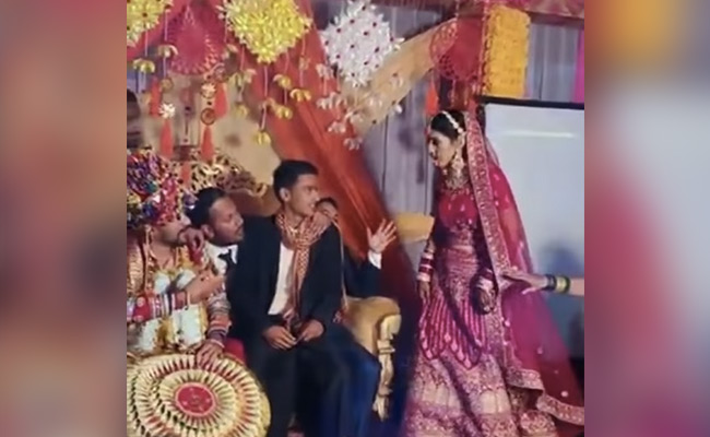 Video: दूल्हे के दोस्तों ने स्टेज पर कर दी ऐसी हरकत, देखते ही दुल्हन का चढ़ गया पारा!