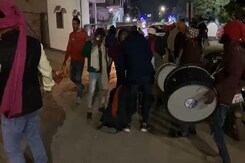 कैमरे में कैद : विवाह समारोह में डांस कर रहा 32 वर्षीय युवक अचानक गिरा, मौत कैमरे में कैद : विवाह समारोह में डांस कर रहा 32 वर्षीय युवक अचानक गिरा, मौत