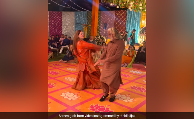 Viral Video Shows Pakistani Couple Grooving To "<i>Beedi Jalaile</i>" From '<i>Omkara</i>'