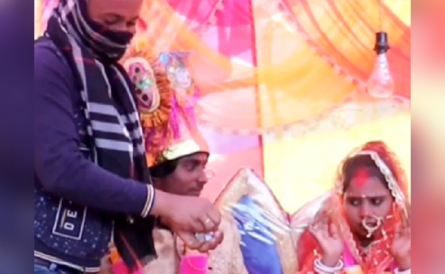 Video: स्टेज पर बैठे दूल्हे के सामने प्रेमी ने भर दी दुल्हन की मांग! देखते रह गए लोग