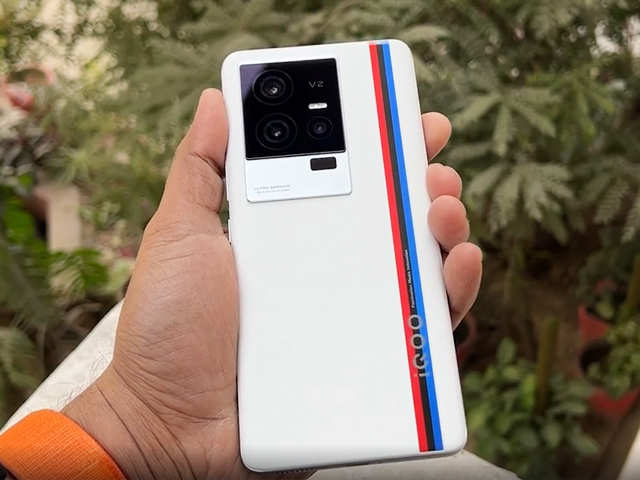 iQoo 11 5G Unboxing and First Impressions: First Android Flagship of 2023