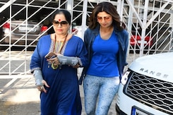 शिल्पा शेट्टी मॉ सुनंदा शेट्टी के साथ जुहू में हुईं स्पॉट शिल्पा शेट्टी मॉ सुनंदा शेट्टी के साथ जुहू में हुईं स्पॉट