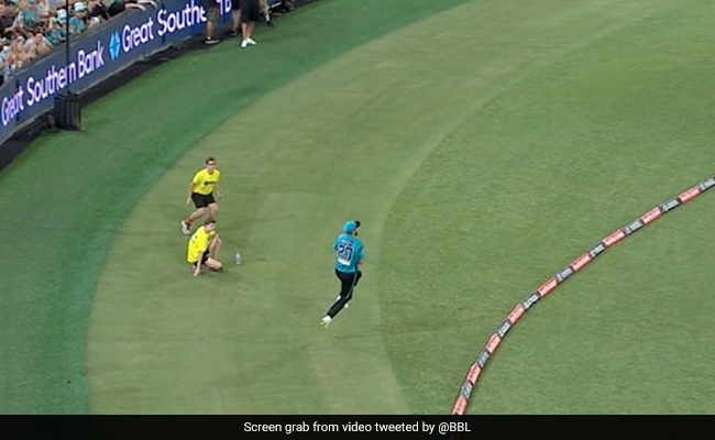 Video - फील्डर ने बाउंड्री के बाहर जाकर पकड़ा हैरतंगेज कैच, अंपायर के फैसले पर मच गया बवाल