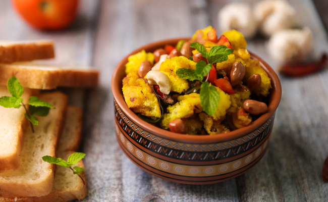 सुबह उठकर बनाना है ऑफिस और बच्चों का लंच तो ब्रेकफास्ट में बनाएं ब्रेड उपमा, 15 मिनट में बनकर होगा तैयार