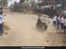 तूफानी रफ्तार में ड्राइवर ने उल्टी दौड़ाई ऑटो, हैरतअंगेज़ रेस प्रतियोगिता देखने उमड़ी भीड़ तूफानी रफ्तार में ड्राइवर ने उल्टी दौड़ाई ऑटो, हैरतअंगेज़ रेस प्रतियोगिता देखने उमड़ी भीड़