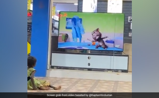 Watch: Store In-Charge Lets Homeless Children Watch Their Favourite Cartoon On Display TV, Wins Hearts