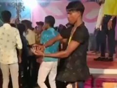 Viral Dance: मार्केट में नया आया गुटखा डांस! मुंह में चबाते ही लड़के ने स्टेज पर लगा दी आग Viral Dance: मार्केट में नया आया गुटखा डांस! मुंह में चबाते ही लड़के ने स्टेज पर लगा दी आग