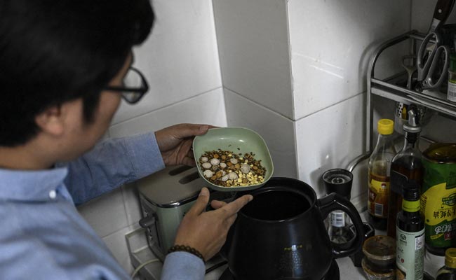 Chinese Turn To Traditional Remedies To Fight Covid Amid Drug Shortage